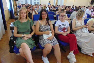 A szajáni Visnyei Viktória, Domonkos Fanni és Csanádi Jázmin is megkapta az ösztöndíjat (Fotó: Vidács Hajnalka)