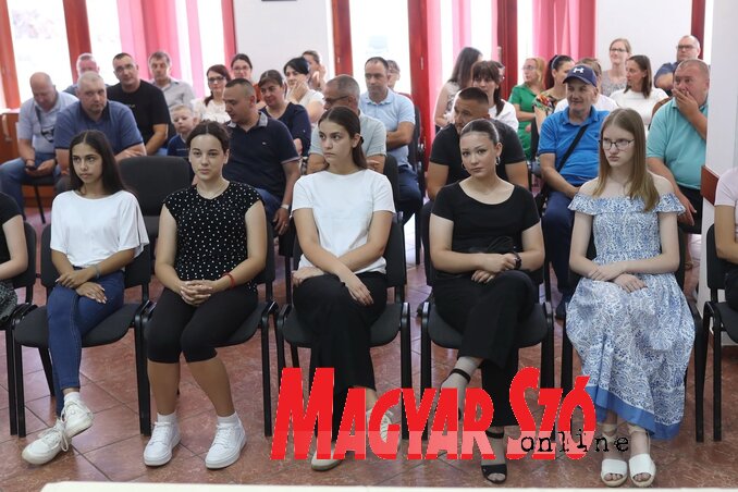 Az idén 14 tanuló érdemelte ki a Vuk-díjat a községben (Lakatos János) Az idén 14 tanuló érdemelte ki a Vuk-díjat a községben (Lakatos János)