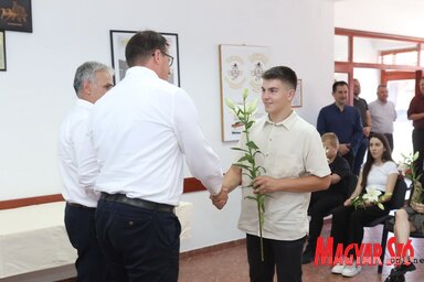 A diákok a virág mellé egyszeri pénzügyi támogatást kaptak (Lakatos János)