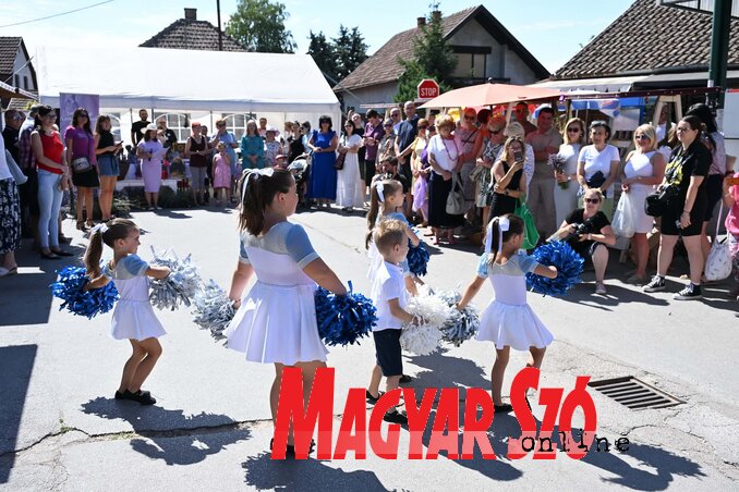 A közönséget a szabadkai Crystal Dance Stúdió legkisebb tánccsoportja is meglepte egy kedves produkcióval (Fotó: Molnár Edvárd) A közönséget a szabadkai Crystal Dance Stúdió legkisebb tánccsoportja is meglepte egy kedves produkcióval (Fotó: Molnár Edvárd)