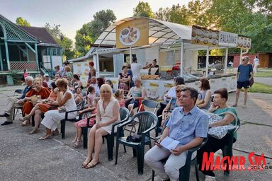A Szabadság híd alatt működő olvasókuckó mindennap 10 és 20 óra között várja a látogatókat (Fotó: Dávid Csilla felvétele)