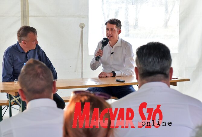 A közélet mögött. Aki kérdezett: dr. Forró Lajos, aki pedig válaszolt: dr. Pásztor Bálint (Gergely Árpád felvétele) A közélet mögött. Aki kérdezett: dr. Forró Lajos, aki pedig válaszolt: dr. Pásztor Bálint (Gergely Árpád felvétele)