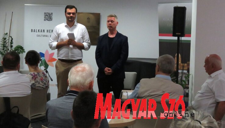 Kaszab Róbert és Urkom Aleksander üdvözli a közönséget (Miklós Hajnalka felvétele) Kaszab Róbert és Urkom Aleksander üdvözli a közönséget (Miklós Hajnalka felvétele)