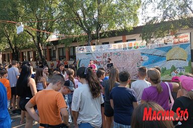 Dr. Zórád Áron és Tojzán Ákos a szabadidős programok koordinátorai köszöntik a táborozókat (Fotó: Kazinczy Paszterkó Diana)
