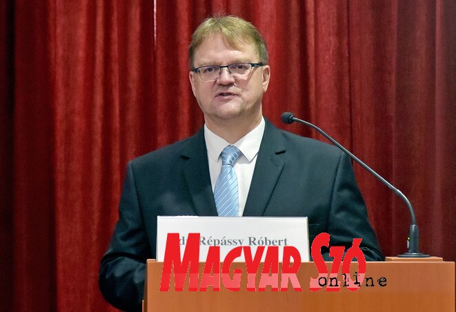 Dr. Répássy Róbert miniszterhelyettes, az Igazságügyi Minisztérium parlamenti államtitkára volt a találkozó fővédnöke (Gergely Árpád felvétele) Dr. Répássy Róbert miniszterhelyettes, az Igazságügyi Minisztérium parlamenti államtitkára volt a találkozó fővédnöke (Gergely Árpád felvétele)