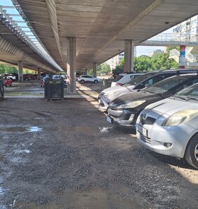 A Szabadság híd alatt lévő parkolóplacc és környéke régóta rendezetlen területként szerepel Újvidék térképén (Fotó: Ótos András felvétele)