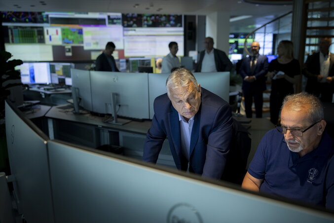 Orbán Viktor a Magyar Villamosenergia-ipari Átviteli Rendszerirányító Zrt. (MAVIR) budapesti székházában tájékozódik (Fotó: MTI) Orbán Viktor a Magyar Villamosenergia-ipari Átviteli Rendszerirányító Zrt. (MAVIR) budapesti székházában tájékozódik (Fotó: MTI)