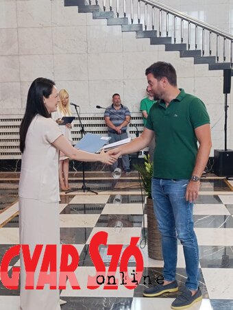 Mladen Ragujević átveszi a támogatási szerződést (Fotó: Kopasz Tamás) Mladen Ragujević átveszi a támogatási szerződést (Fotó: Kopasz Tamás)
