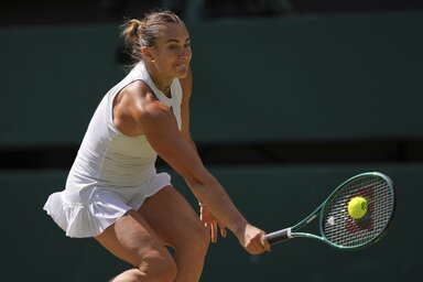 Arina Szabalenka visszaüti Laura Siegemund labdáját (Fotó: Beta/AP)
