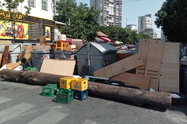 A zimonyi főutcára rendszeresen kivisznek mindent a tüntetők, ami csak kezükbe kerül: konténerekkel, bútordarabokkal, olykor farönkökkel és egyéb mozdítható tárgyakkal zárják le az utat (Fo)