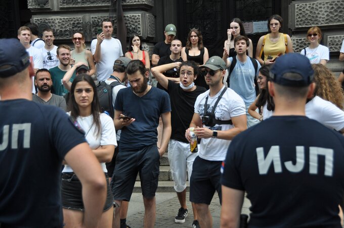 A belgrádi Műszaki Kar előtt játszódott le az egyik legvehemensebb rendőrségi beavatkozás – A kar hallgatói néznek farkasszemet a rendőrség tagjaival (Fotó: Beta) A belgrádi Műszaki Kar előtt játszódott le az egyik legvehemensebb rendőrségi beavatkozás – A kar hallgatói néznek farkasszemet a rendőrség tagjaival (Fotó: Beta)