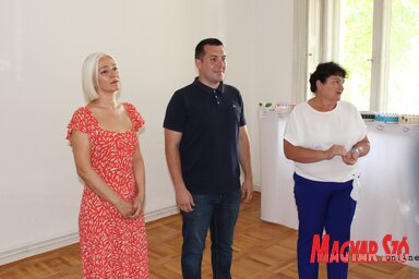 A kiállítás megnyitóján: Milena Alargić, Radivoj Debeljački és Savka Lazić (Fotó: Paraczky László)
