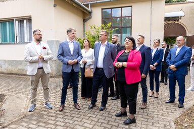 Tóth Ramóna, az Egység Művelődési Egyesület elnöke Nagy Jánosnak és dr. Pásztor Bálintnak a nyárra vonatkozó felújítási terveikről beszélt (Fotó: Szél Bálint Ildikó felvétele)