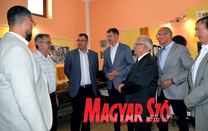 A látogatáson Szűcs Béla, az egyesület elnökségi tagja mutatta meg a székházban levő múzeum tárlatát (Fotó: Dávid Csilla felvétele) A látogatáson Szűcs Béla, az egyesület elnökségi tagja mutatta meg a székházban levő múzeum tárlatát (Fotó: Dávid Csilla felvétele)