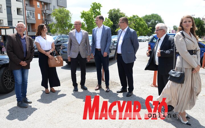 Nagy Jánost, Pásztor Bálintot és Csallóközi Esztert házigazdaként Pásztor Róbert, Miavecz Béla és Hoffmann Árpád, a Temerini Magyar Iparosok és Vállalkozók Egyesületének elnöke fogadták (Fotó: Dávid Csilla felvétele) Nagy Jánost, Pásztor Bálintot és Csallóközi Esztert házigazdaként Pásztor Róbert, Miavecz Béla és Hoffmann Árpád, a Temerini Magyar Iparosok és Vállalkozók Egyesületének elnöke fogadták (Fotó: Dávid Csilla felvétele)