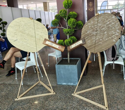 A Palatinus Handmade két nagy méretű pingpongütőjét sokan
megcsodálták A Palatinus Handmade két nagy méretű pingpongütőjét sokan
megcsodálták