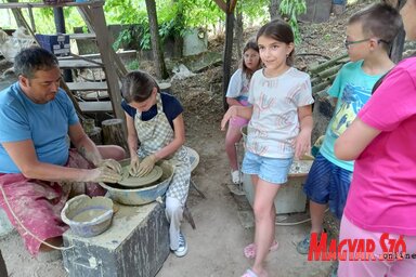 A gyerekek a fazekasság, szövés, gyöngyfűzés és a nemezelés közül választhattak (Fotó: Gulyás Réka felvétele)