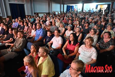 A kishegyesi színházerem szűknek bizonyult (Ótos András felvétele)