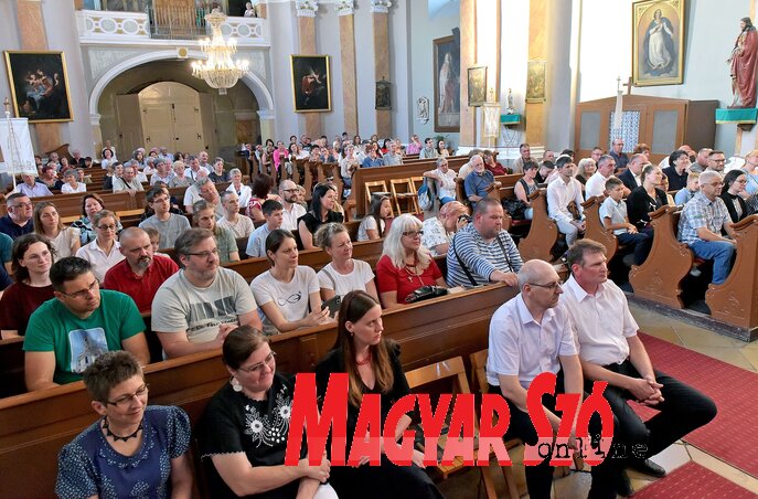 A helyiek mellett a környező településekről is érkeztek a koncertre (Fotó: Gergely Árpád felvétele) A helyiek mellett a környező településekről is érkeztek a koncertre (Fotó: Gergely Árpád felvétele)