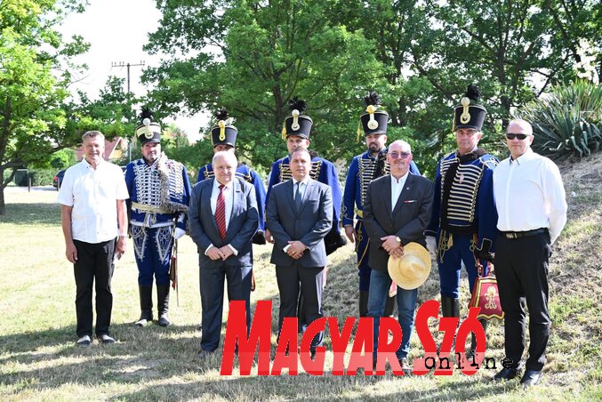 Ótott Róbert és Valka Károly a vendéglátókkal és a huszárokkal (Fotó: Paraczky László) Ótott Róbert és Valka Károly a vendéglátókkal és a huszárokkal (Fotó: Paraczky László)