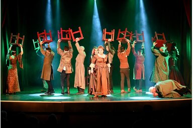 Lendületes kezdés a színpadon – a Jáccunk Trupp látványos jelenete a Rómeó és Júlia musicalből (Varga Zoltán felvétele)