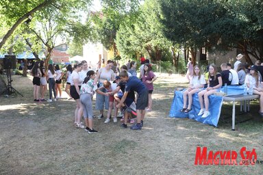 Vidám hangulat és barátkozás jellemzi a tábort (Fotó: Lakatos János)