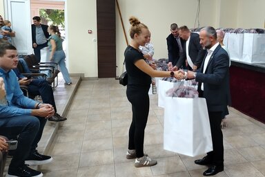 Szatmári Adrián polgármester ezúttal 83 gyermekülést osztott ki (Tóth Péter felvétele)