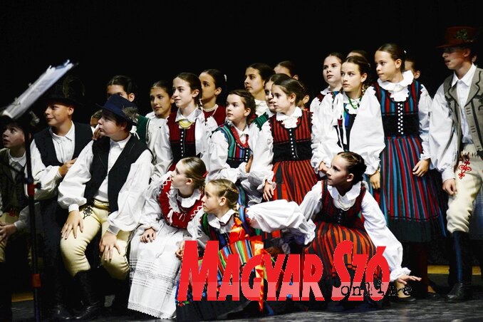 A Manó táncegyüttes a legtömegesebb szakcsoportjuk. Ebben a tanévben – egy kivétellel – mind felsősök voltak. 2025-ben ez a csapat a tizedik születésnapját ünnepli. Mindenekelőtt élvezik azt, amit csinálnak és jó pár évre visszamenőleg sorra gyűjtik be a szakmai elismeréseket (Dávid Csilla felvétele) A Manó táncegyüttes a legtömegesebb szakcsoportjuk. Ebben a tanévben – egy kivétellel – mind felsősök voltak. 2025-ben ez a csapat a tizedik születésnapját ünnepli. Mindenekelőtt élvezik azt, amit csinálnak és jó pár évre visszamenőleg sorra gyűjtik be a szakmai elismeréseket (Dávid Csilla felvétele)