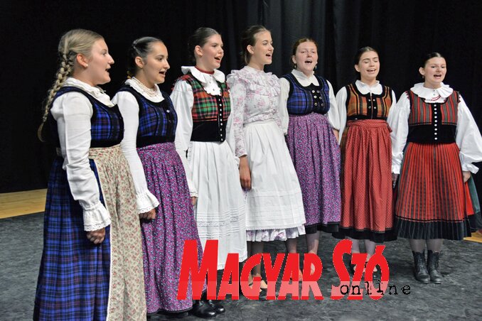 A Pintyőke leánykórus a négy énekegyüttes egyike. A táncoslányok mellett olyanok is tagjai, akik csak népi énekléssel foglalkoznak (Dávid Csilla felvétele) A Pintyőke leánykórus a négy énekegyüttes egyike. A táncoslányok mellett olyanok is tagjai, akik csak népi énekléssel foglalkoznak (Dávid Csilla felvétele)