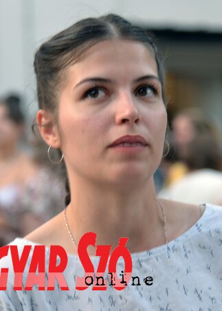 A központ legfiatalabb, legmelegebb szívű együttesvezetője, Tóth Andrea. Két táncegyüttest vezet, muzsikál, viseletet varr, a ruhatárat gondozza, szervez, tervez. Takács Zsuzsanna mellett a központ másik fő hajtóereje. Munkájuknak, áldozatvállalásuknak hála Újvidéken a gyerekek, a fiatalok magyarul énekelnek, muzsikálnak, táncolnak, gyönyörű viseletben hirdetik hagyományos kultúránk építő erejét (Dávid Csilla felvétele) A központ legfiatalabb, legmelegebb szívű együttesvezetője, Tóth Andrea. Két táncegyüttest vezet, muzsikál, viseletet varr, a ruhatárat gondozza, szervez, tervez. Takács Zsuzsanna mellett a központ másik fő hajtóereje. Munkájuknak, áldozatvállalásuknak hála Újvidéken a gyerekek, a fiatalok magyarul énekelnek, muzsikálnak, táncolnak, gyönyörű viseletben hirdetik hagyományos kultúránk építő erejét (Dávid Csilla felvétele)