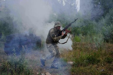 Csernyihiv megyében két ukrán katonai kiképző vesztette életét szerdán, amikor egy kadét Kalasnyikov gépfegyverből tüzet nyitott rájuk a gyakorlótéren. A lövöldözőt őrizetbe vették  (Beta)