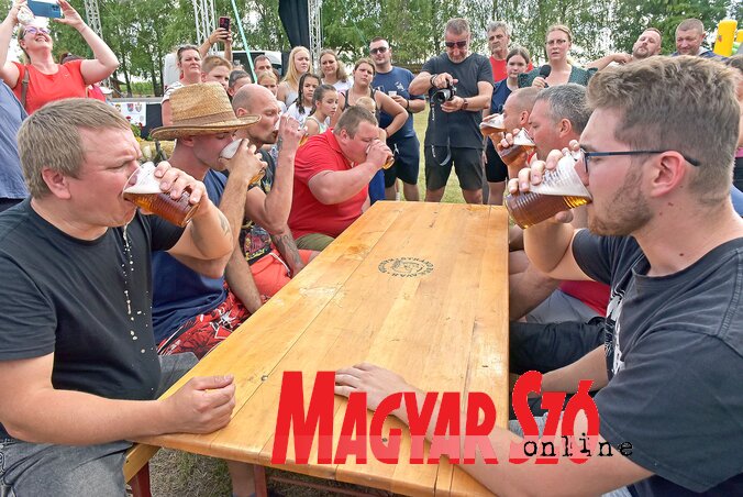 A férfiak a sörivásban is megmutatták ki a legjobb (Gergely Árpád felvétele) A férfiak a sörivásban is megmutatták ki a legjobb (Gergely Árpád felvétele)