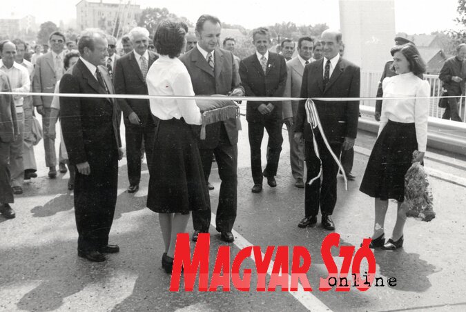 A szalagátvágás ünnepélyes pillanata 1975. július 7-én (Puskás Károly gyűjteménye) A szalagátvágás ünnepélyes pillanata 1975. július 7-én (Puskás Károly gyűjteménye)