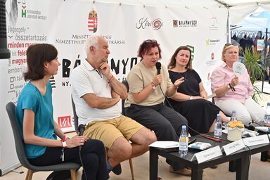 Gyeney Laura, Herczeg Tamás, Vicsek Annamária, Ferenc Viktória, Szili Katalin (Ótos András felvétele)