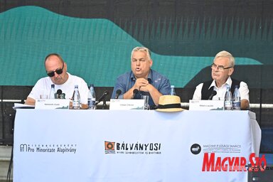Orbán Viktor kormányfő (középen), Németh Zsolt külügyi bizottsági elnök és Tőkés László lelkész társaságában Tusnádfürdőn (Ótos András felvétele)