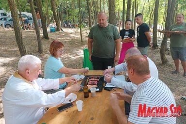 A zsűri értékeli a sülteket (Kazinzy Paszterkó Diana felvétele)