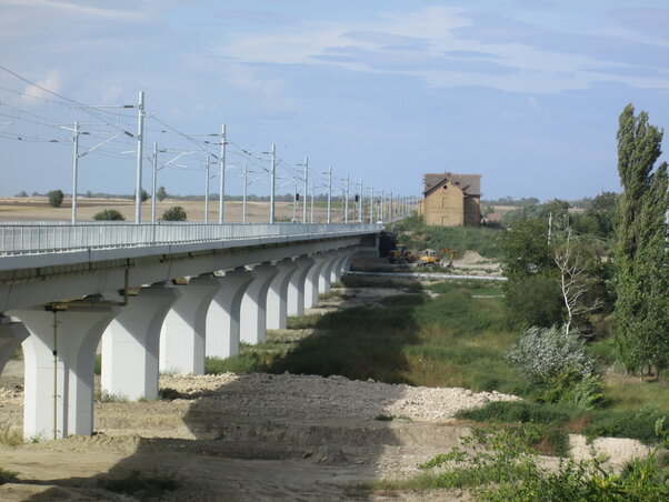 Az egykori töltéssel eltűntek a hidak is, most viadukt szeli át a völgyet. Háttérben az egykori vasútállomás még megvan. Az egykori töltéssel eltűntek a hidak is, most viadukt szeli át a völgyet. Háttérben az egykori vasútállomás még megvan.