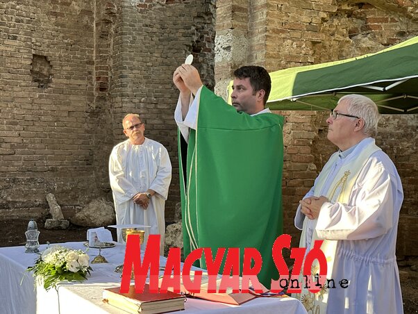 Ft. Csipak Csaba magyarcsernyei plébános celebrálta a szentmisét (Ótos Annabella felvétele)