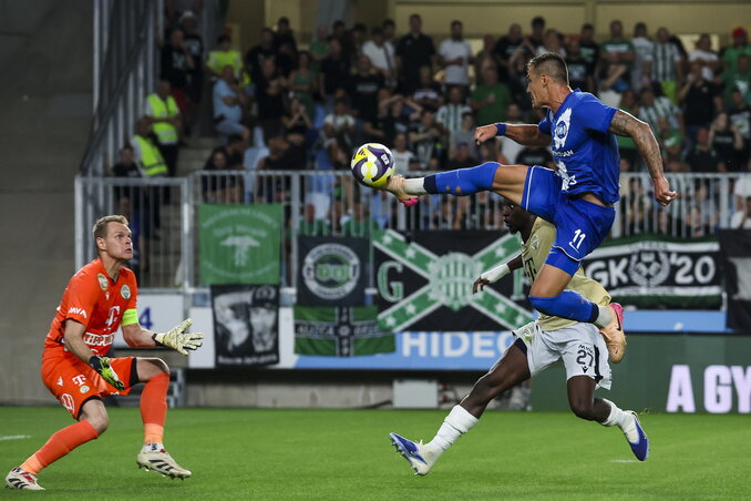Dibusz Dénes (balról) és Ibrahim Cissé (középen), a Ferencváros, valamint Jurina Marin, az MTK játékosa (jobbról) (Fotó: MTI) Dibusz Dénes (balról) és Ibrahim Cissé (középen), a Ferencváros, valamint Jurina Marin, az MTK játékosa (jobbról) (Fotó: MTI)