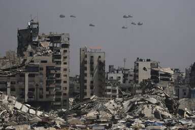 Humanitárius segélyt szállítanak légi úton a palesztinoknak a Gázai övezet felett (Fotó: AP via Beta)