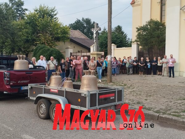 Az istenháza előtt összegyűlt hívek izgatottan várták a harangok érkezését (Fotó: Kancsár Izabella) Az istenháza előtt összegyűlt hívek izgatottan várták a harangok érkezését (Fotó: Kancsár Izabella)