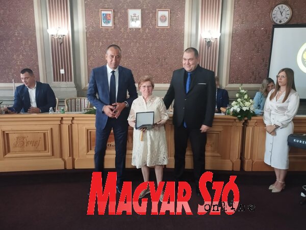Szilágyi Edit a szellemi, kulturális és emberi értékek megerősítése terén kifejtett munkásságáért kapta meg a községi díjat (Kancsár Izabella felvétele) Szilágyi Edit a szellemi, kulturális és emberi értékek megerősítése terén kifejtett munkásságáért kapta meg a községi díjat (Kancsár Izabella felvétele)