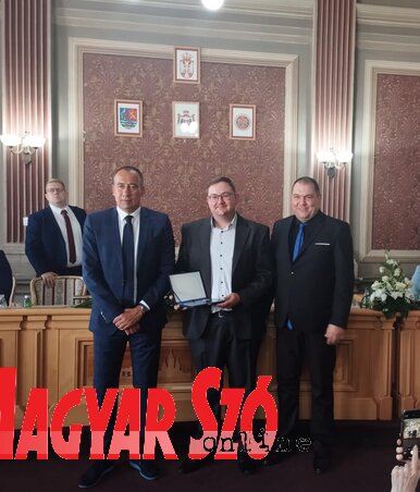 A Bácsföldvári Kultúrkör Művelődési Egyesület nevében Szőke Lukács vette át a községi díjat (Kancsár Izabella felvétele) A Bácsföldvári Kultúrkör Művelődési Egyesület nevében Szőke Lukács vette át a községi díjat (Kancsár Izabella felvétele)