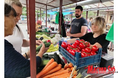 Ifjabb Szép István és édesanyja, Ildikó standját sokan felkeresik a topolyai piacon (Fotó: Tóth Péter)