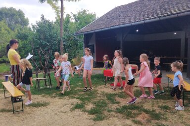 Készülnek a bemutatóra a gyerekek, Fekete Edit közreműködésével (Fotó: Sihelnik Ágnes)