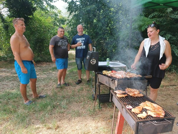 A Gocol csapat grill fogásai Baranyai Manuella helytállásának is köszönhetően készültek el a tűzforró napon, a még forróbb tűzhely mellett (Kazinczy Paszterkó Diana felvétele) A Gocol csapat grill fogásai Baranyai Manuella helytállásának is köszönhetően készültek el a tűzforró napon, a még forróbb tűzhely mellett (Kazinczy Paszterkó Diana felvétele)