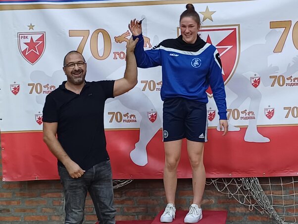 A torna legjobbjának választott Újhelyi Evelin egy használt autót kapott ajándékba (Fotó: facebook.com/birkozoegyesulet.potisjekanizsa) A torna legjobbjának választott Újhelyi Evelin egy használt autót kapott ajándékba (Fotó: facebook.com/birkozoegyesulet.potisjekanizsa)