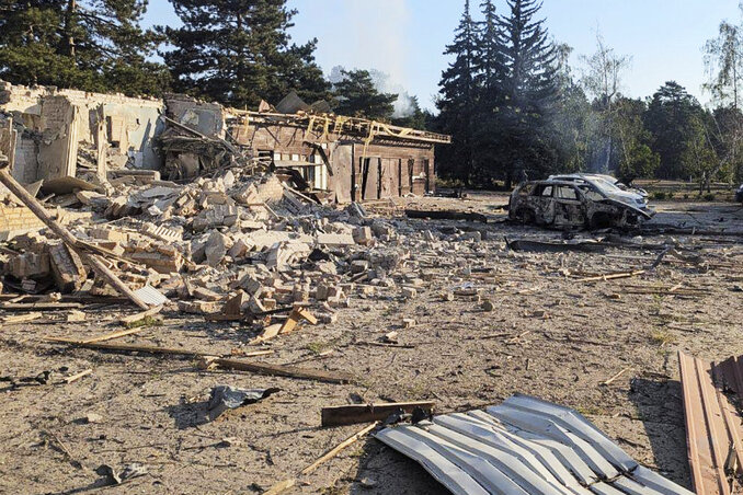 Zaporizzsja egyik településére bombák is hullottak (Fotó: AP via Beta) Zaporizzsja egyik településére bombák is hullottak (Fotó: AP via Beta)