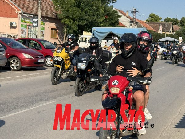 A felvonulás során a motoros párosok együtt élvezték a napsütést, a szabadságot és a temerini hangulatot (Vámos Arnold felvétele)