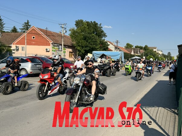 A felvonulás hangulatát a klasszikus cruising stílusú motorok is emelték – ezek a gépek a laza suhanás igazi mesterei (Vámos Arnold felvétele)